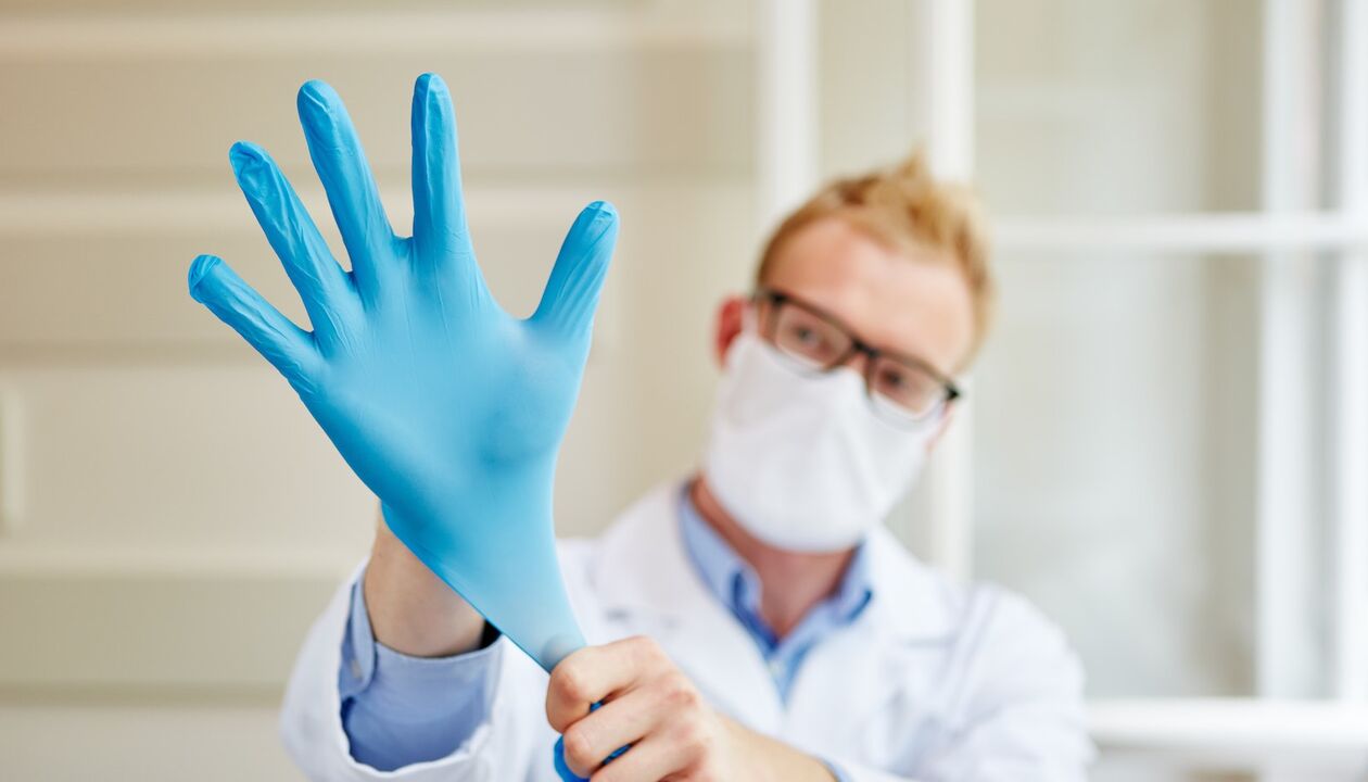 o médico coloca uma luva para massagem para prevenir a prostatite