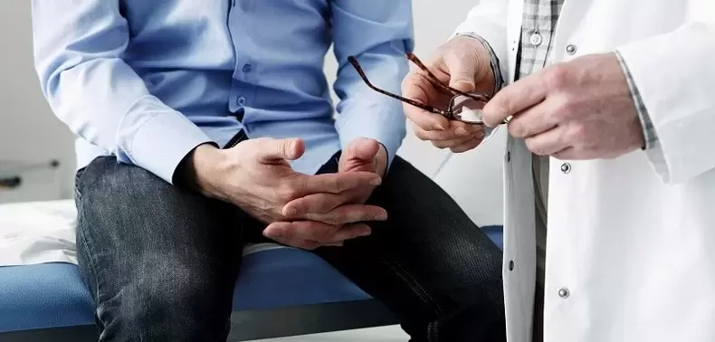 Aos primeiros sinais de prostatite, deve-se consultar um urologista para confirmar o diagnóstico.